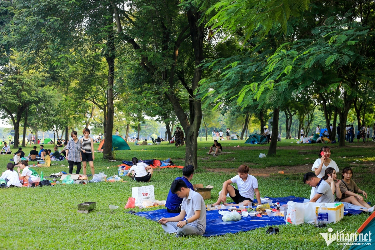 Người Hà Nội đổ về công viên cắm trại, ăn uống ngoài trời dịp lễ ...