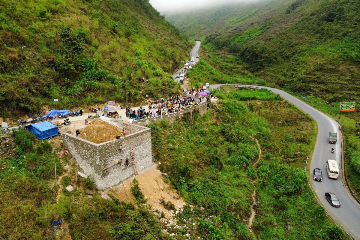 du khach un un do ve, ha giang tac duong, cho dem Dong van dong nghet tho hinh anh 1