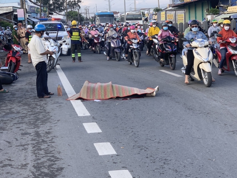 Nữ công nhân tử nạn do va quẹt với xe đưa rước công nhân