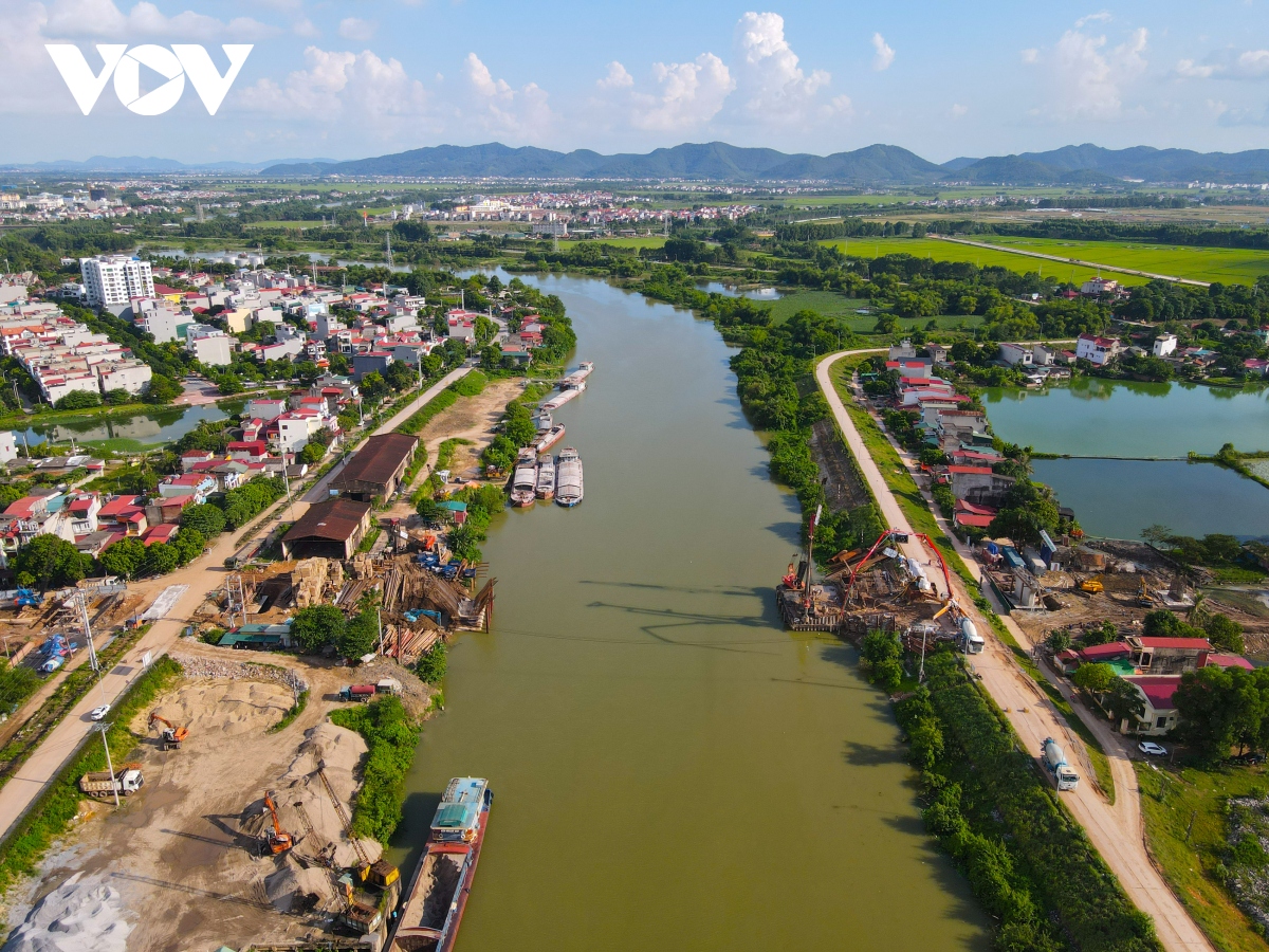 Toàn cảnh công trường thi công cây cầu 300 tỷ đồng vượt sông Thương