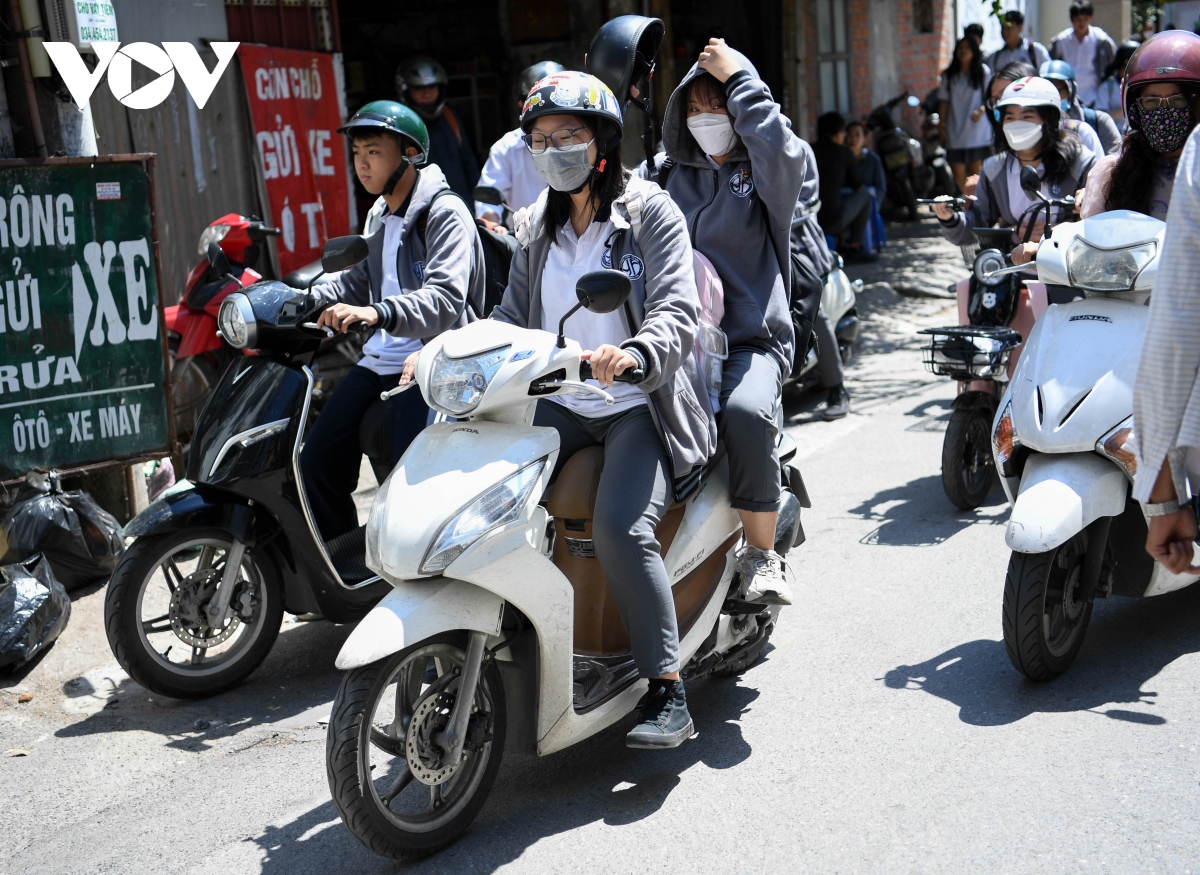 Nhiều học sinh ở Hà Nội điều khiển xe máy phân khối lớn, đầu trần ...