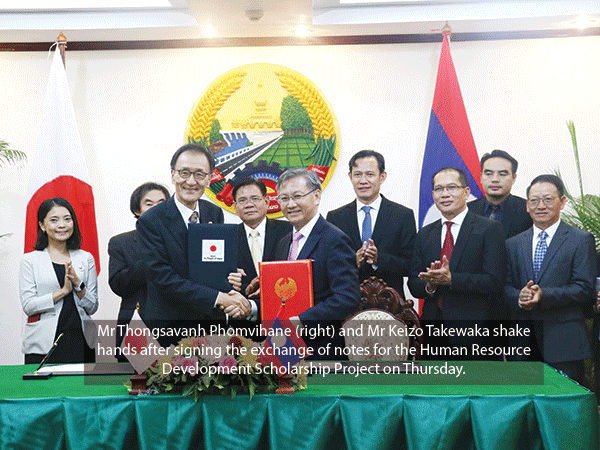Đại sứ Nhật Bản tại Lào Takewaka và Thứ trưởng Ngoại giao Lào Thongsavanh Phomvihane trao biển bản ký kết. (Ảnh: Vientiane).