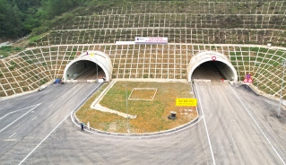 Hầm Thung Thi trên tuyến cao tốc Bắc-Nam sắp được khánh thành là hầm đường bộ lớn nhất Việt Nam hiện nay với mỗi ống hầm có 3 làn xe chạy và đường bộ thoát hiểm riêng biệt.