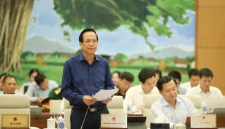 Bộ trưởng Đào Ngọc Dung trình bày báo cáo tại phiên họp Ủy ban Thường vụ Quốc hội