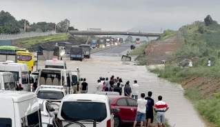 Ngập cao tốc Phan Thiết - Dầu Giây trong ngày 29/7.