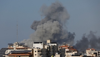 Israel liên tục không kích vào Gaza, cắt đứt hệ thống viễn thông và liên lạc (Ảnh: Reuters)