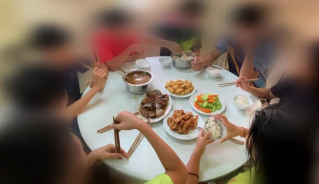 Hình ảnh bữa ăn của các VĐV đội tuyển trẻ bóng bàn quốc gia được chia sẻ trên mạng xã hội.