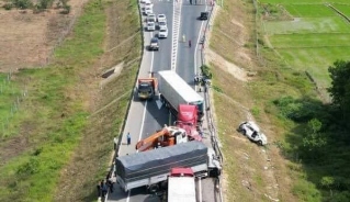 Đường hẹp, phương tiện vượt nhau trên cao tốc Cam Lộ - La Sơn dễ gây tai nạn.