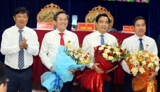 Ông Lương Nguyễn Minh Triết, Bí thư Tỉnh uỷ Quảng Nam (ngoài cùng bên trái) tặng hoa chúc mừng ông Lê Văn Dũng, Chủ tịch UBND tỉnh Quảng Nam (thứ 2 bên phải qua) và 2 Phó Chủ tịch UBND tỉnh Quảng Nam.