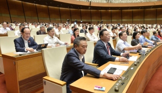 Đại biểu Quốc hội ấn nút thông qua Luật Thủ đô sửa đổi. 