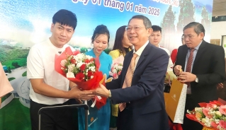 Ông Trần Văn Thanh, Giám đốc Sở Du lịch tỉnh Bình Định tặng hoa chúc mừng du khách “xông đất” đầu năm mới 2025.