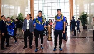 Đội trưởng Duy Mạnh và đội phó Tiến Linh cùng Cup vô địch ASEAN Cup 2024.