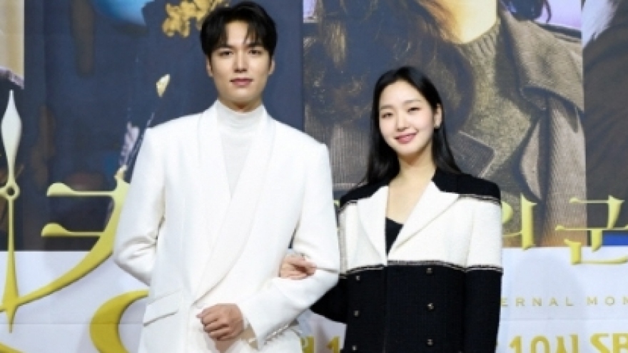 Lee Min Ho và “tình mới” Kim Go Eun diện đồ đôi, sánh bước tại sự kiện