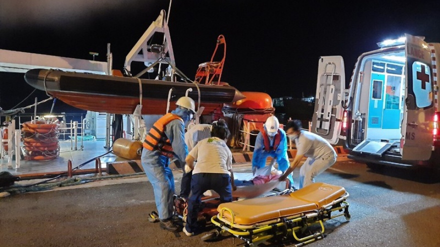 Kịp thời cứu thành công 1 người Philippines gặp nạn trên biển