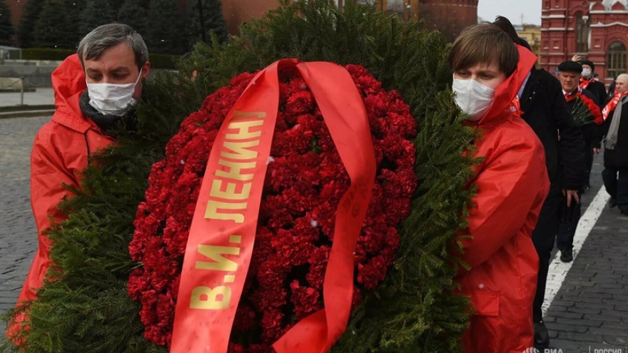 Красные пришли. КПРФ возложение венков к мавзолею. Венок !несут. Маска КПРФ красная. Цветы у мавзолея Ленина.