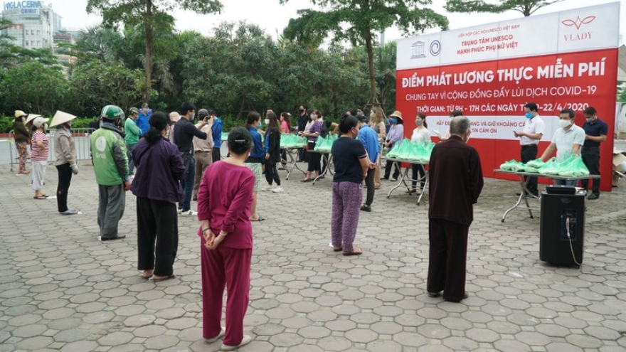 Hàng nghìn suất lương thực được phát miễn phí cho người nghèo ở Hà Nội
