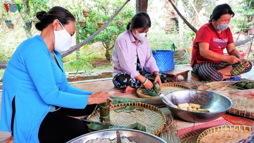 Người dân Cần Thơ gói hàng ngàn đòn bánh tét gửi tặng lính biên phòng