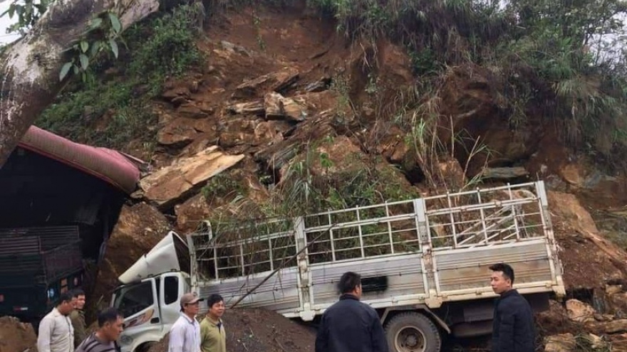Sơn La: Bất ngờ đất, đá trên đồi sạt lở làm dập nát xe ô tô