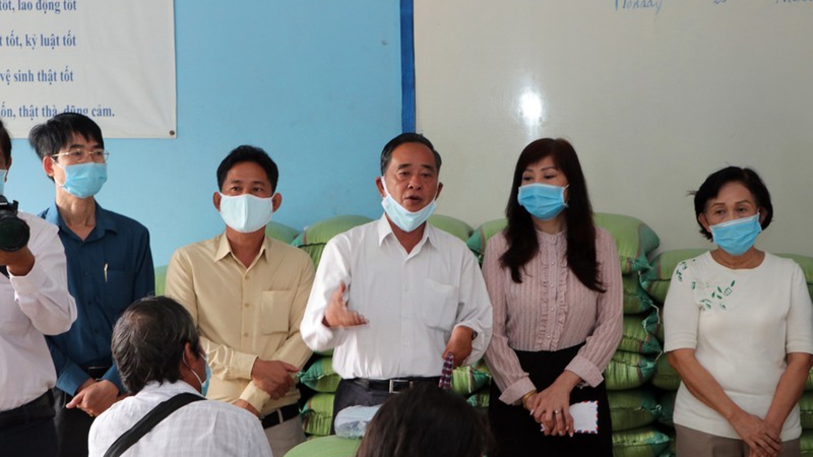 Trao 100 phần quà giúp người gốc Việt tại Campuchia trong mùa dịch Covid-19