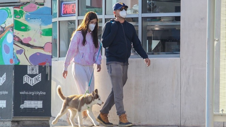 Leonardo DiCaprio và bạn gái đeo khẩu trang kín mít khi đi dạo phố