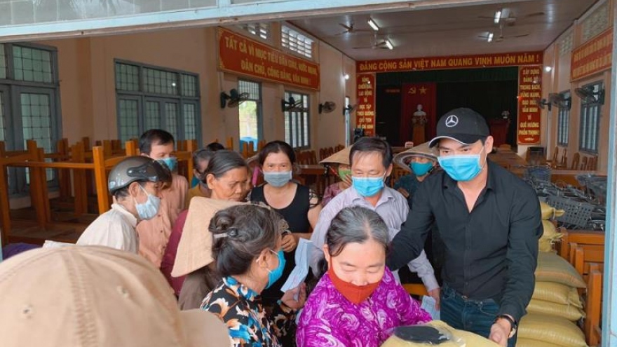 Diễn viên Minh Luân phát 4,5 tấn gạo cho người dân miền Tây