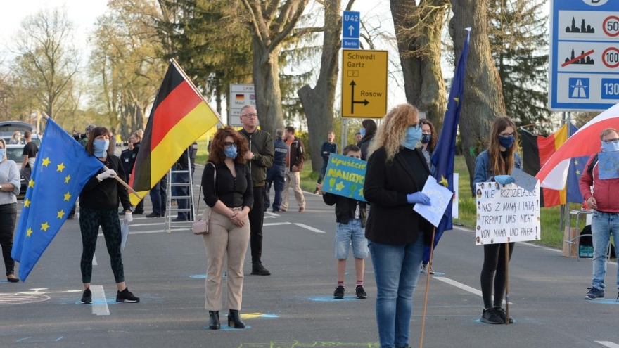 Hàng trăm người biểu tình phản đối các lệnh đóng cửa biên giới Ba Lan - Đức