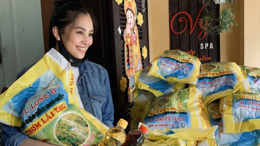 Hoa hậu Tiểu Vy trao tặng 1.000kg gạo cho người nghèo tại quê nhà