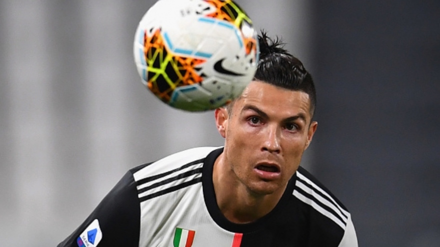 Ronaldo trở lại Italy để hội quân cùng Juventus