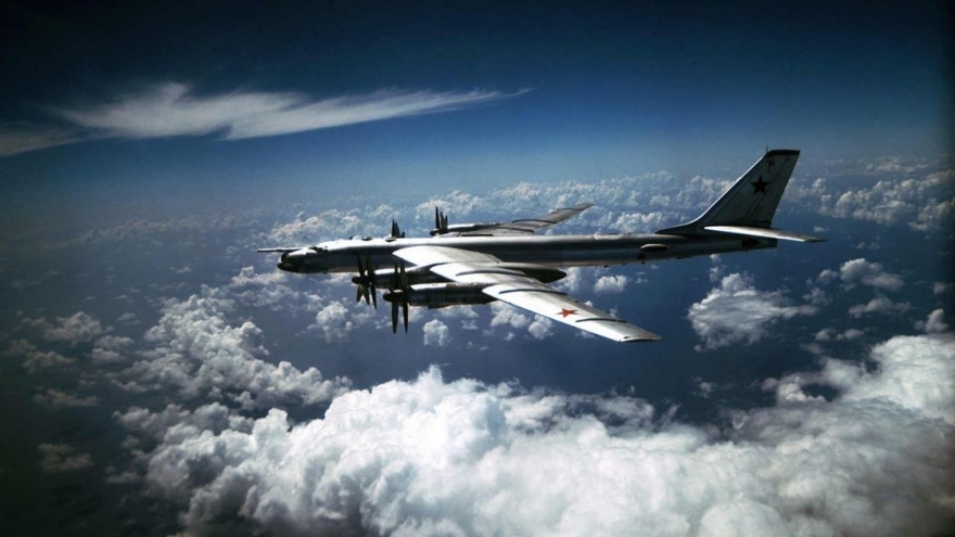 Cận cảnh “quái vật” ném bom Tu-95MS của Nga sải cánh trên bầu trời