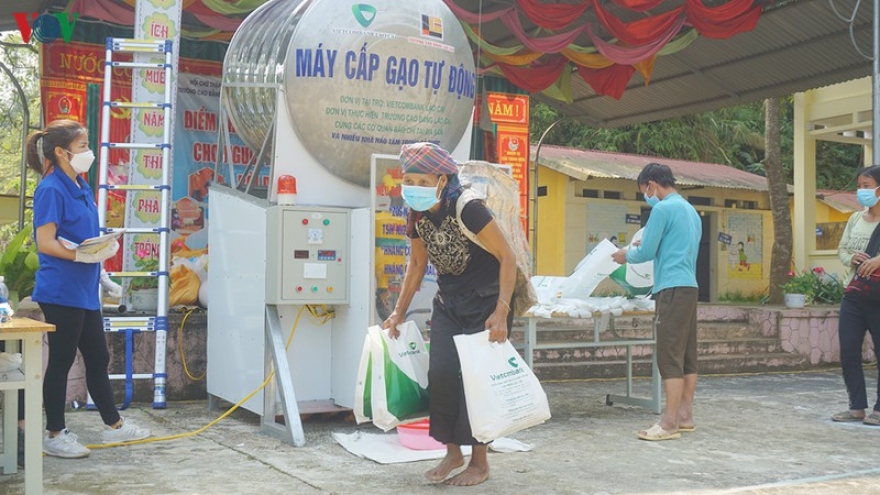 Ảnh: Hàng trăm đồng bào thiểu số nghèo ở Sa Pa nhận gạo từ "ATM gạo"