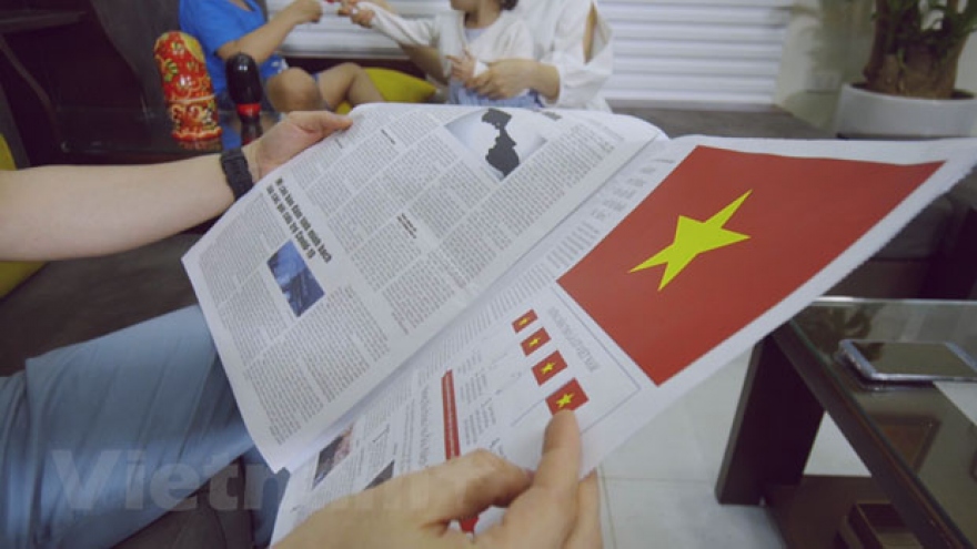 Media outlets offer flags to mark 45 years since liberation of southern Vietnam