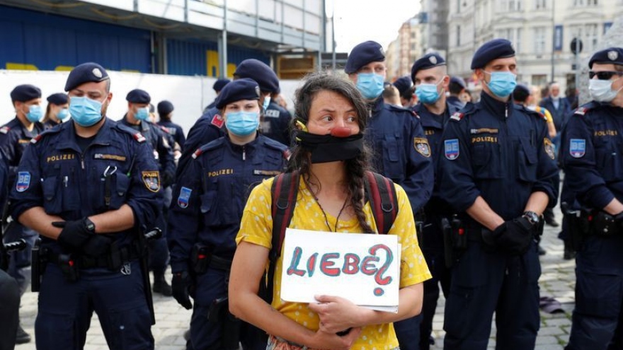 Hàng trăm người biểu tình phản đối biện pháp phòng dịch Covid-19 tại Áo 