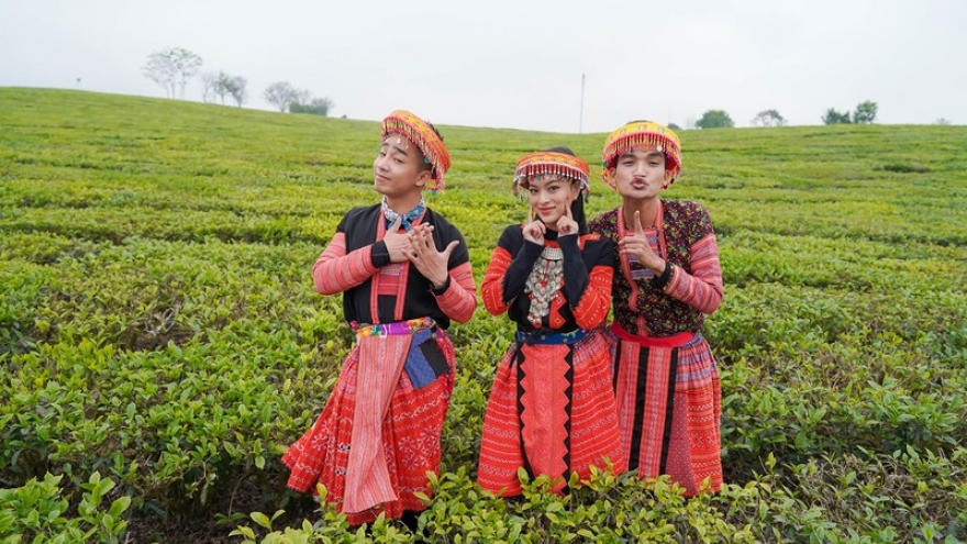 Mạc Văn Khoa diện váy xòe làm duyên, hát “Để Mị nói cho mà nghe” cực hài