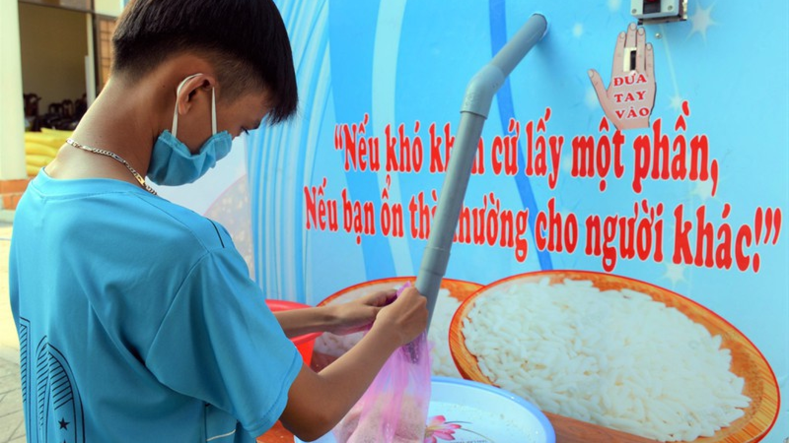 Phó Chủ tịch nước gửi thư khen anh Hoàng Tuấn Anh với sáng chế “ATM gạo“