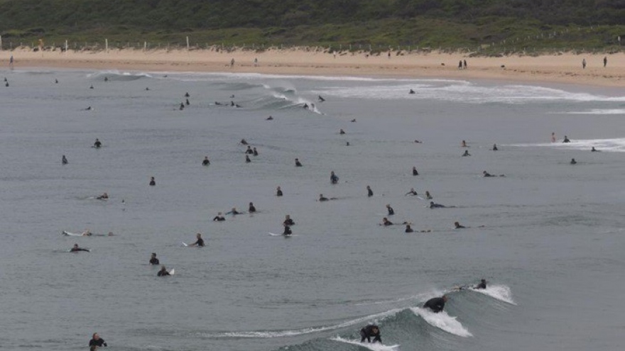 Dịch Covid-19 tại Australia giảm, một số bãi biển được mở cửa trở lại