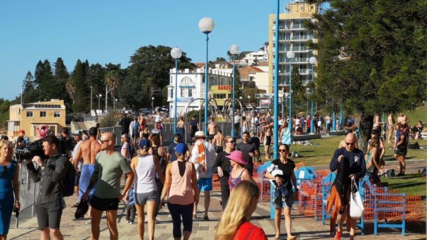 Một số bãi biển ở Australia bắt đầu đông người khiến chính quyền lo ngại 