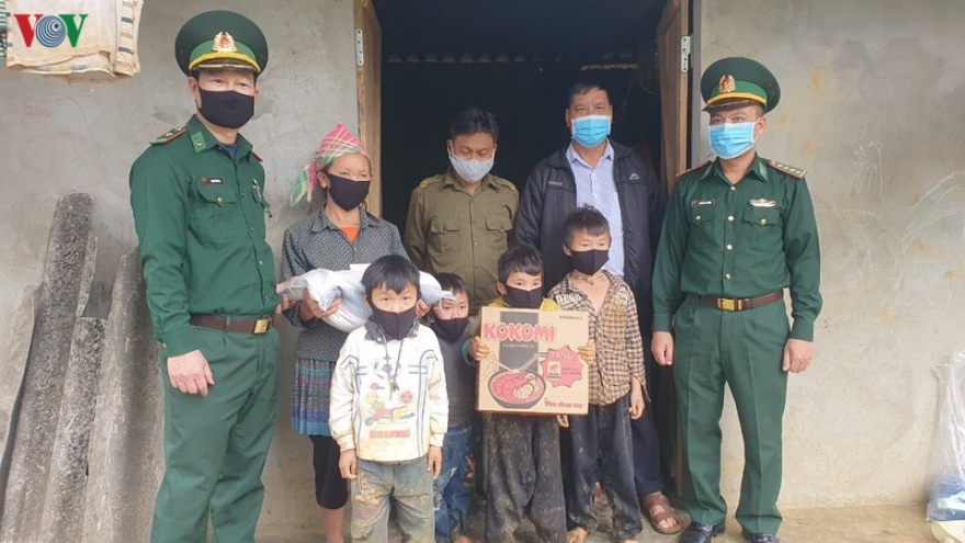 Bộ đội Biên phòng Lào Cai tặng gạo cho đồng bào nghèo biên giới