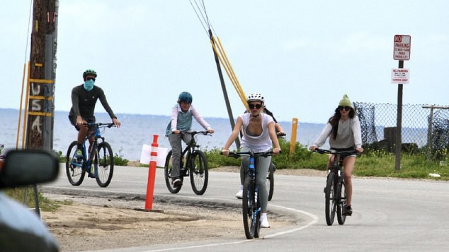 Kiều nữ “50 sắc thái” xinh đẹp đạp xe dạo phố cùng bạn trai ở Malibu