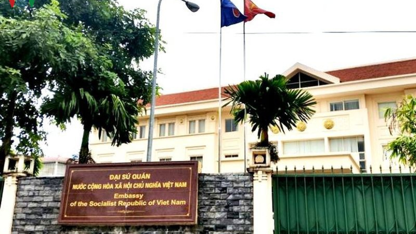 Đại sứ quán thăm dò nguyện vọng về nước của người Việt tại Lào 