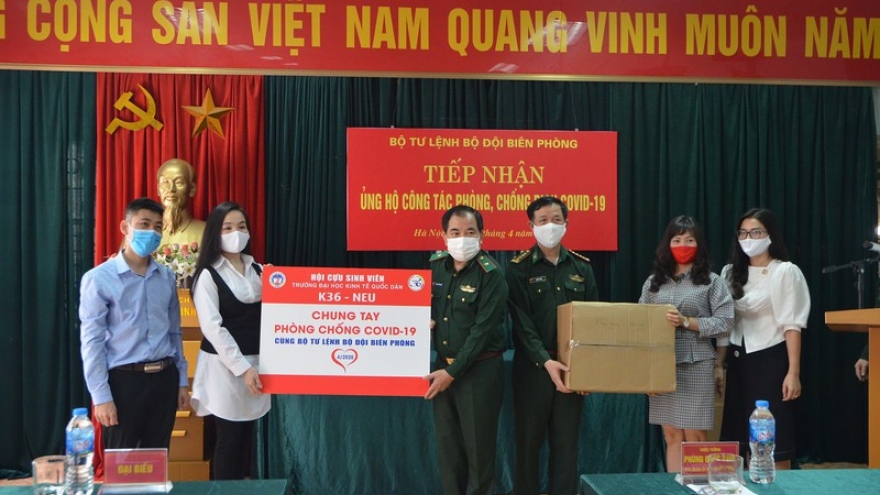 Người Hà Nội tặng đồ bảo hộ y tế cho các chiến sĩ chống Covid-19