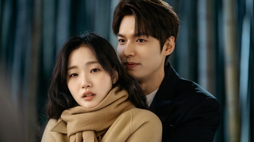 Quân vương bất diệt: Lee Min Ho cưỡi bạch mã đón Kim Go Eun vượt thế giới