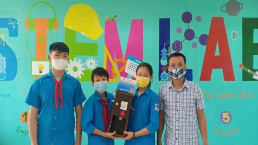 Học sinh Lào Cai tự làm máy sát khuẩn tay không chạm