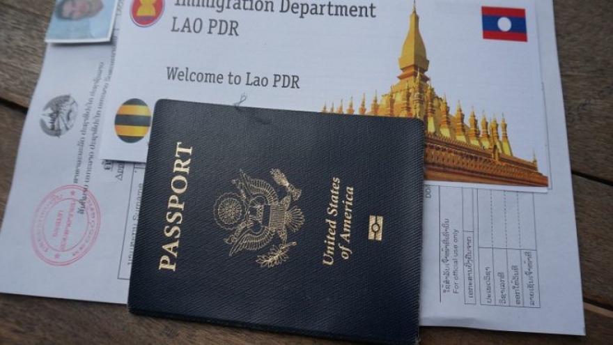 Người nước ngoài tại Lào không bị phạt vì quá hạn hộ chiếu