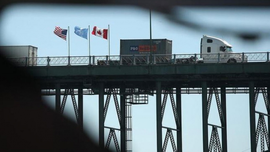 Mỹ và Canada kéo dài giới hạn biên giới thêm 30 ngày