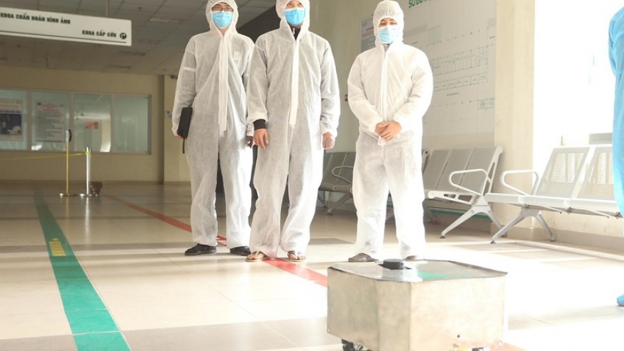Vietnam manufactures COVID-19 disinfection robot