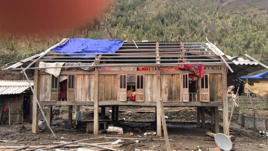Ảnh: Công an Sơn La giúp dân sửa chữa hàng trăm ngôi nhà bị tốc mái