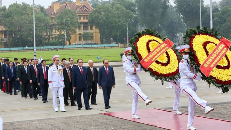 Lãnh đạo Đảng, Nhà nước vào Lăng viếng Bác nhân 45 năm ngày thống nhất