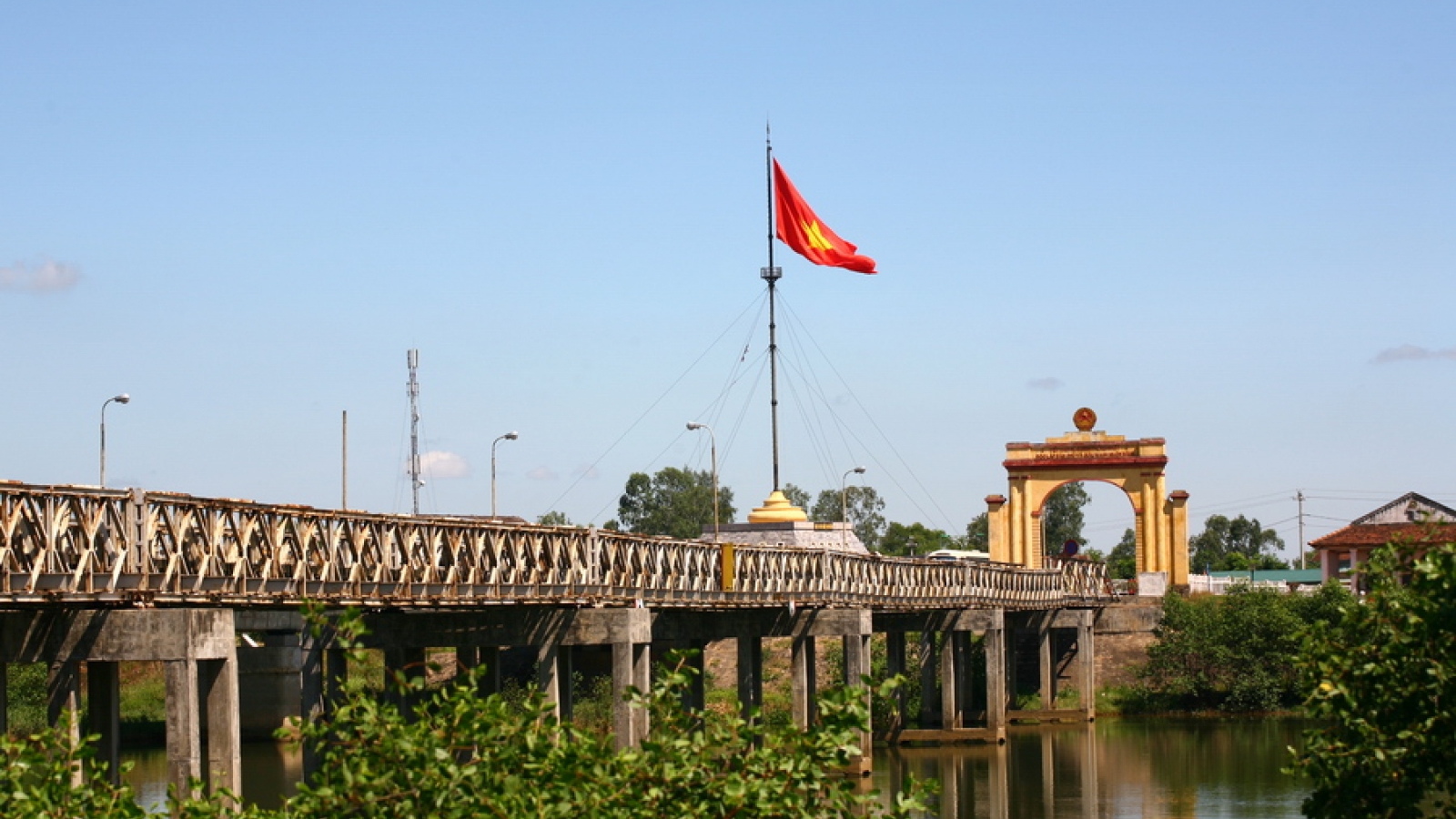 Thăm cầu Hiền Lương và ôn lại khát vọng thống nhất non sông