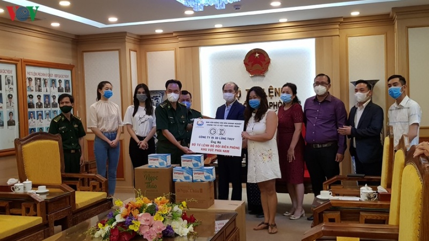 Tặng vật tư y tế cho lực lượng biên phòng để chống dịch Covid-19 