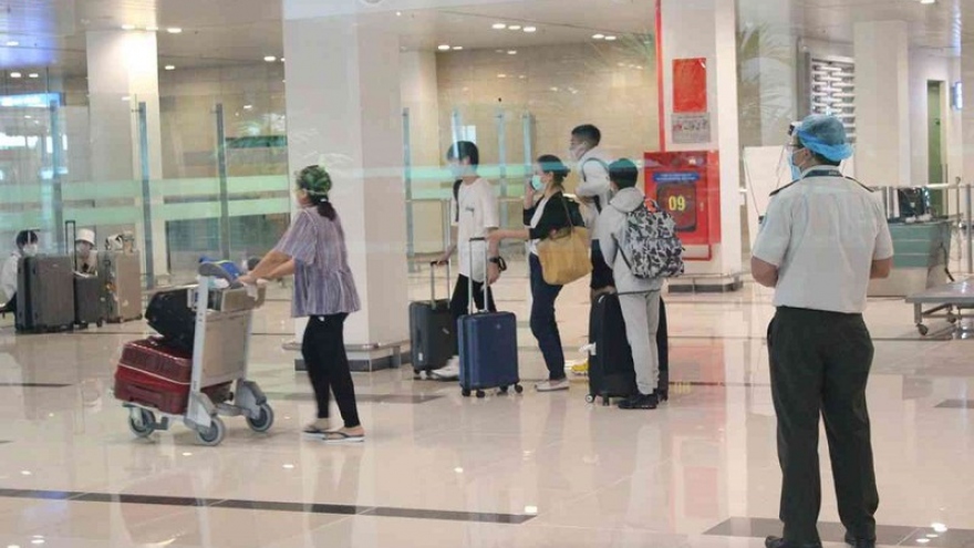 Ảnh: Cảng hàng không quốc tế Cần Thơ đón hơn 200 người trở về từ Singapore 